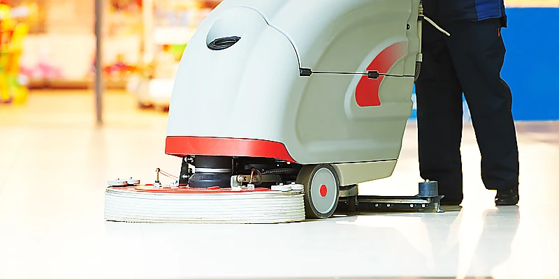 Industrielle Reinigungsmaschine wird zur Bodenreinigung in einem Supermarkt eingesetzt.